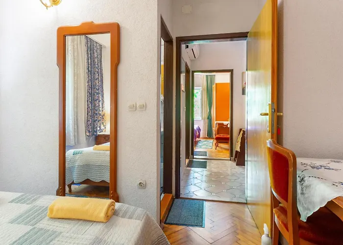 아파트 3 Bedroom Gorgeous In Krk 크르크